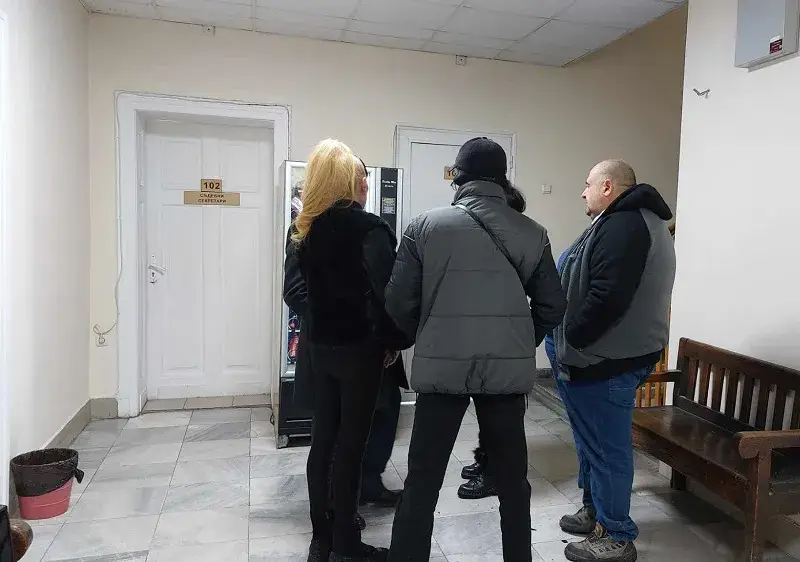 Певицата Луна на съд за имотна измама