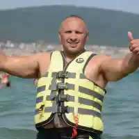 Пламен Пържолата отново яде „златен“ телешки рибай стек, този път в Несебър