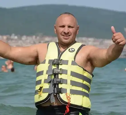 Пламен Пържолата отново яде „златен“ телешки рибай стек, този път в Несебър