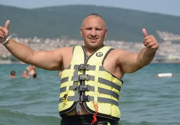 Пламен Пържолата отново яде „златен“ телешки рибай стек, този път в Несебър
