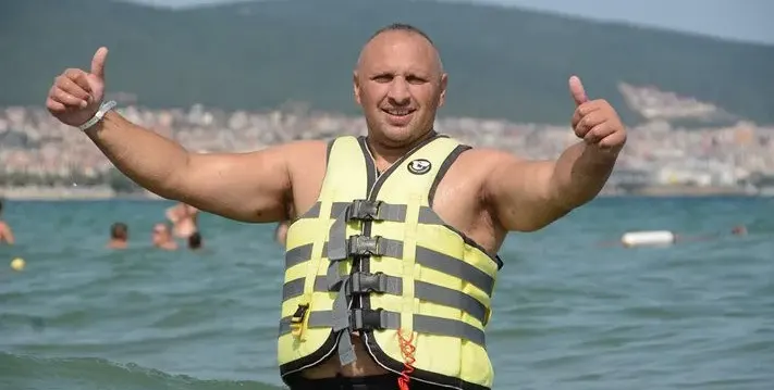 Пламен Пържолата отново яде „златен“ телешки рибай стек, този път в Несебър