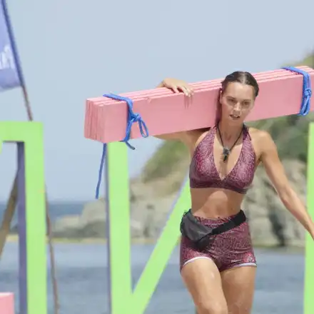 Теодора Мудева се фука със скъп часовник