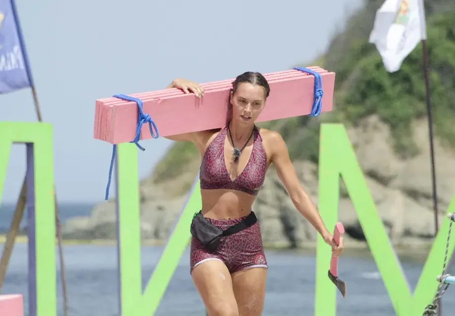 Теодора Мудева се фука със скъп часовник