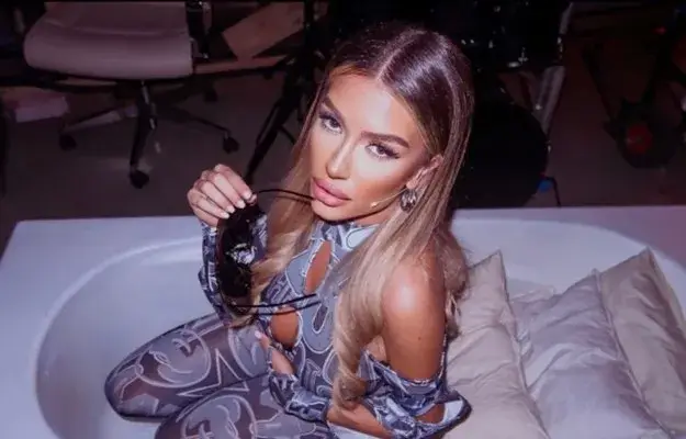 Тита се оформи като статуетка