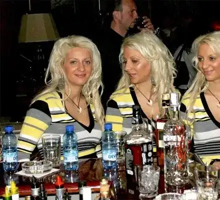 Тризначките просякини - спят на пода в църква