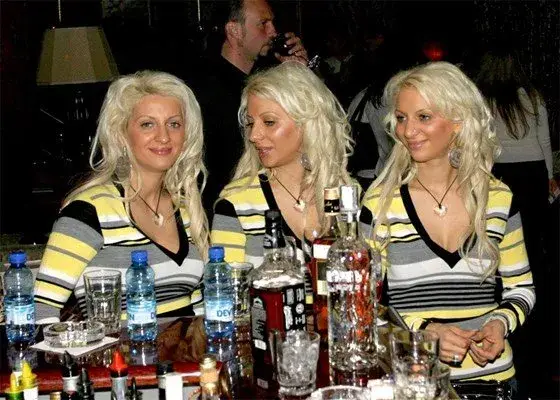 Тризначките просякини - спят на пода в църква