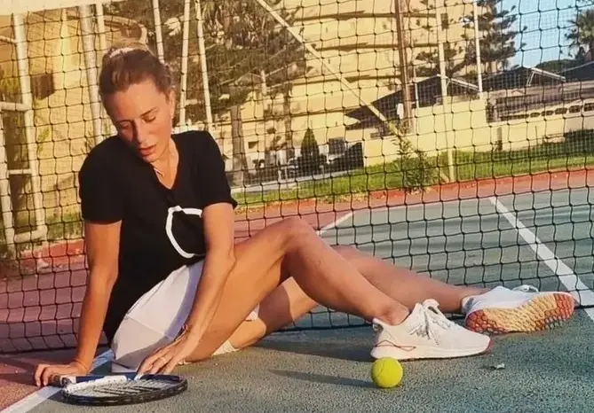 Ваня Щерева се втали с тенис, извая бедра на корта