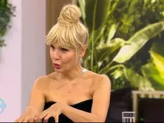 Вместо да лети с метлата, Гала си я сложи на главата