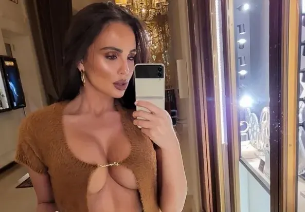 Николета Лозанова нагъва пици