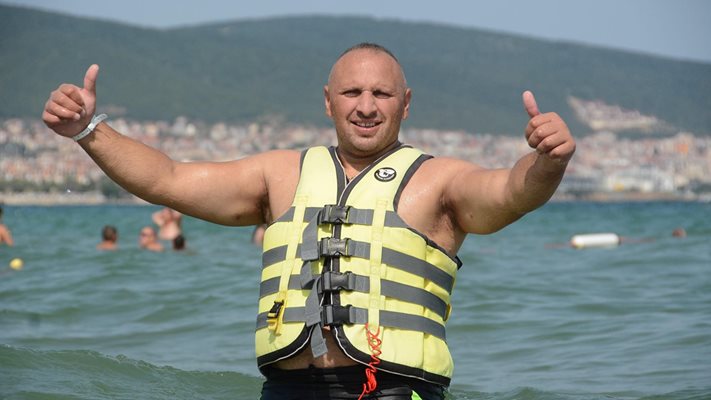 Пламен Пържолата отново яде „златен“ телешки рибай стек, този път в Несебър