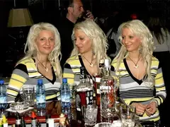Тризначките просякини - спят на пода в църква