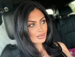 Скандално! Миска се съблече навръх Коледа! Показа си силикона (ФОТО)
