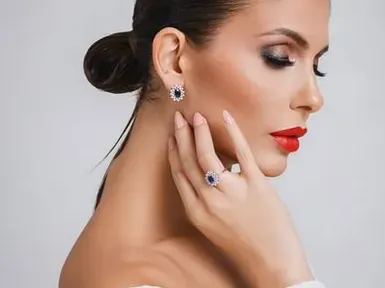 Анелия се окичи със сапфири, феновете я засипаха с комплименти