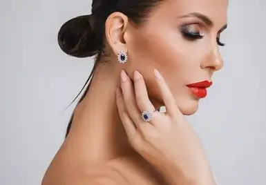 Анелия се окичи със сапфири, феновете я засипаха с комплименти