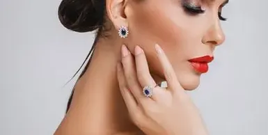 Анелия се окичи със сапфири, феновете я засипаха с комплименти