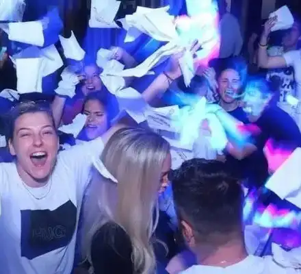 Чалга, уиски и салфетки за футболните ни националки след 2:2 със Северна Македония (Снимки)