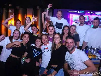 Чалга, уиски и салфетки за футболните ни националки след 2:2 със Северна Македония (Снимки)