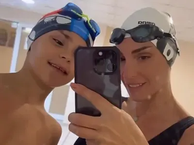 Черната Златка тренира плуване със сина си