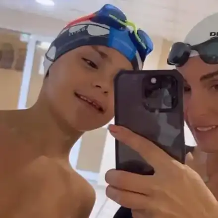 Черната Златка тренира плуване със сина си