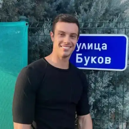 Филип Буков се подигра на бившата на Рълев