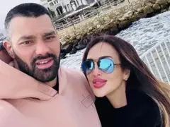 Глория още е с младия любовник