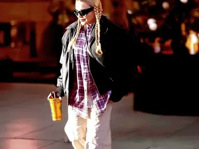 Лорд Евгени Минчев: Мадона облечена като руска багеристка. Михова с червена къделя. Милото - турбо лесничей? И още + СНИМКИ