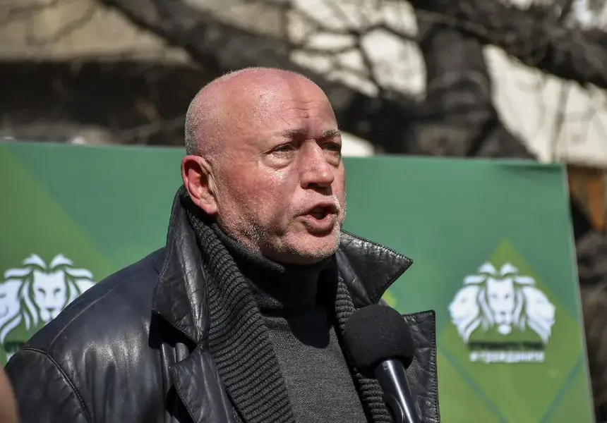 Максим Генчев: Простатата ми е като на войник, жена ми е доволна