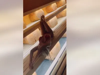 Андреа от жега се разпищоли в сауна