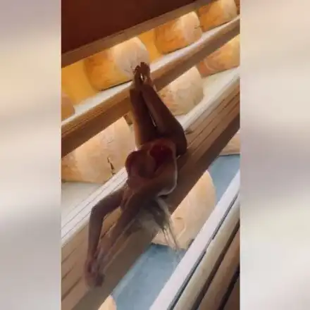 Андреа от жега се разпищоли в сауна