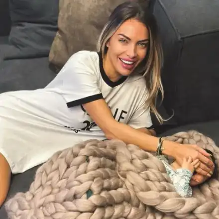 Ето го сина на Русата Златка и Карен! Моделката показа лицето на бебето в Тайланд! (СНИМКИ)