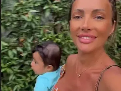 Ето го сина на Русата Златка и Карен! Моделката показа лицето на бебето в Тайланд! (СНИМКИ)