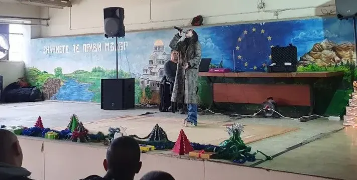 Крисия пя коледни песни на затворници