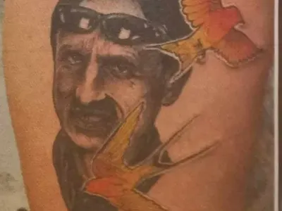 Луд фен си татуира Милко и пиленцата му (Снимка)