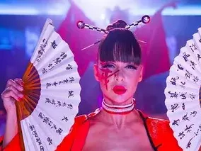 Мис Плеймейт стана гейша, пусна се топлес по ветрила и червило (Снимки за възрастни)