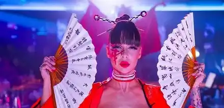 Мис Плеймейт стана гейша, пусна се топлес по ветрила и червило (Снимки за възрастни)