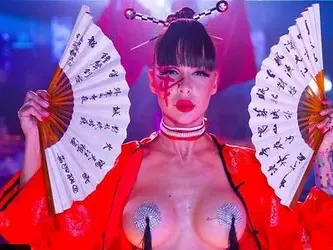 Мис Плеймейт стана гейша, пусна се топлес по ветрила и червило (Снимки за възрастни)