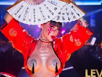 Мис Плеймейт стана гейша, пусна се топлес по ветрила и червило (Снимки за възрастни)