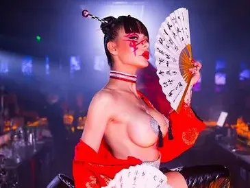 Мис Плеймейт стана гейша, пусна се топлес по ветрила и червило (Снимки за възрастни)