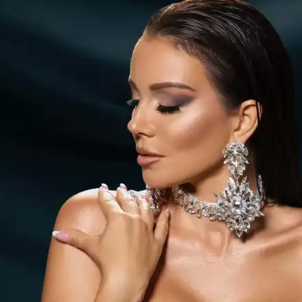 Възбуда в поп фолка! Емилия по впито боди запали мрежата СНИМКА