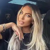 Златка Райкова оправя  прическата след  почивката в Тайланд