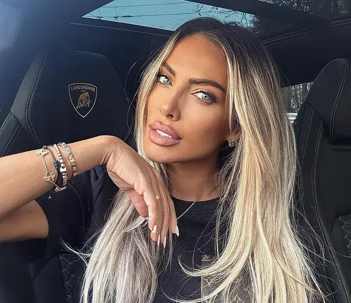 Златка Райкова оправя  прическата след  почивката в Тайланд