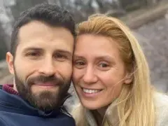 Глория реанимира умрялата си кариера с парче отпреди 25 години
