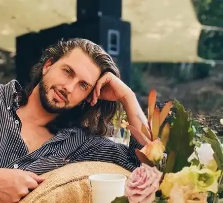 Шеф Таралежков  се омъжва за тъмнокож в Англия