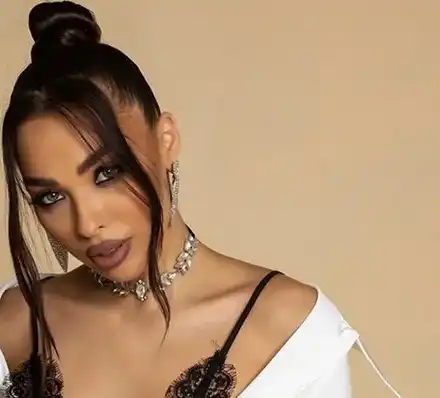 Айлин от „Ергенът”  се накичи с диаманти  от по-възрастен иранец