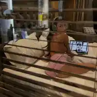 Моника Валериева гледа филм гола