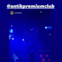 СНИМКИ Звездите обладания от духа на Коледа (Мина ли времето на голите снимки пред елхата?)