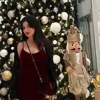 СНИМКИ Звездите обладания от духа на Коледа (Мина ли времето на голите снимки пред елхата?)