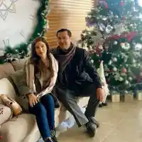 СНИМКИ Звездите обладания от духа на Коледа (Мина ли времето на голите снимки пред елхата?)