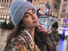 Деси Цонева пи шампанско във Виена