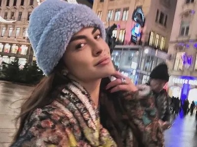 Деси Цонева пи шампанско във Виена